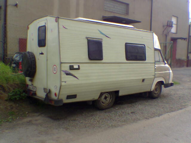 Škoda 1203 karavan bílý z boku