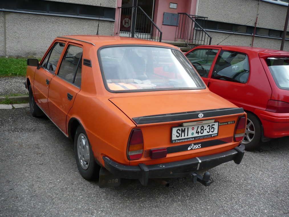 Škoda 105L oranžová, zezadu