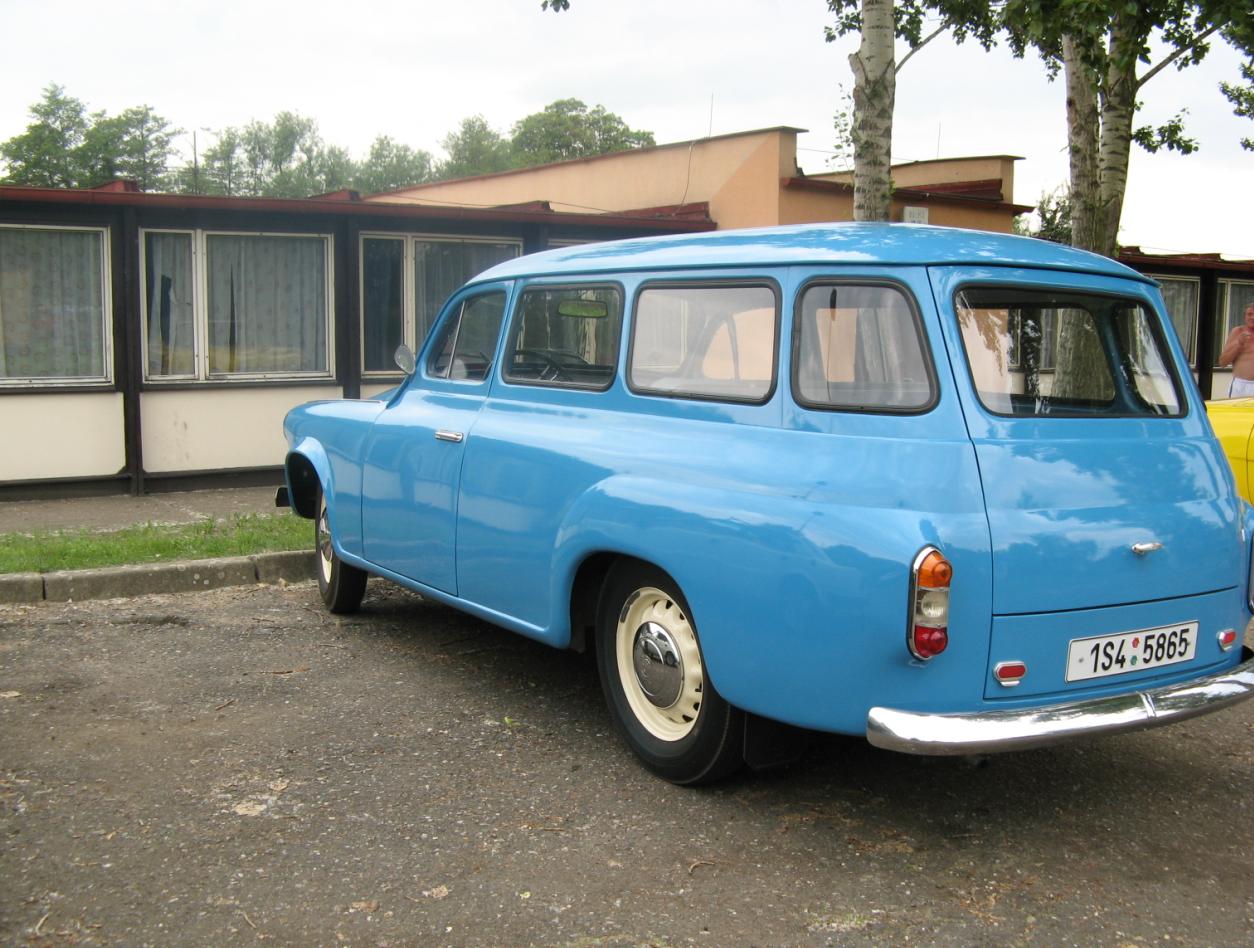 Škoda 1202 modrá, zezadu 2