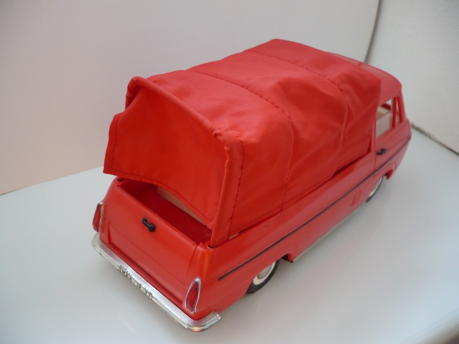 Škoda 1203 valník červený s plachtou zezadu